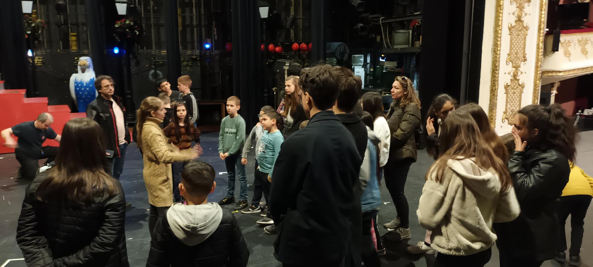 Mit rejtenek a színház kulisszái? Felfedezésen a 4IM projekt mentorált diákjai