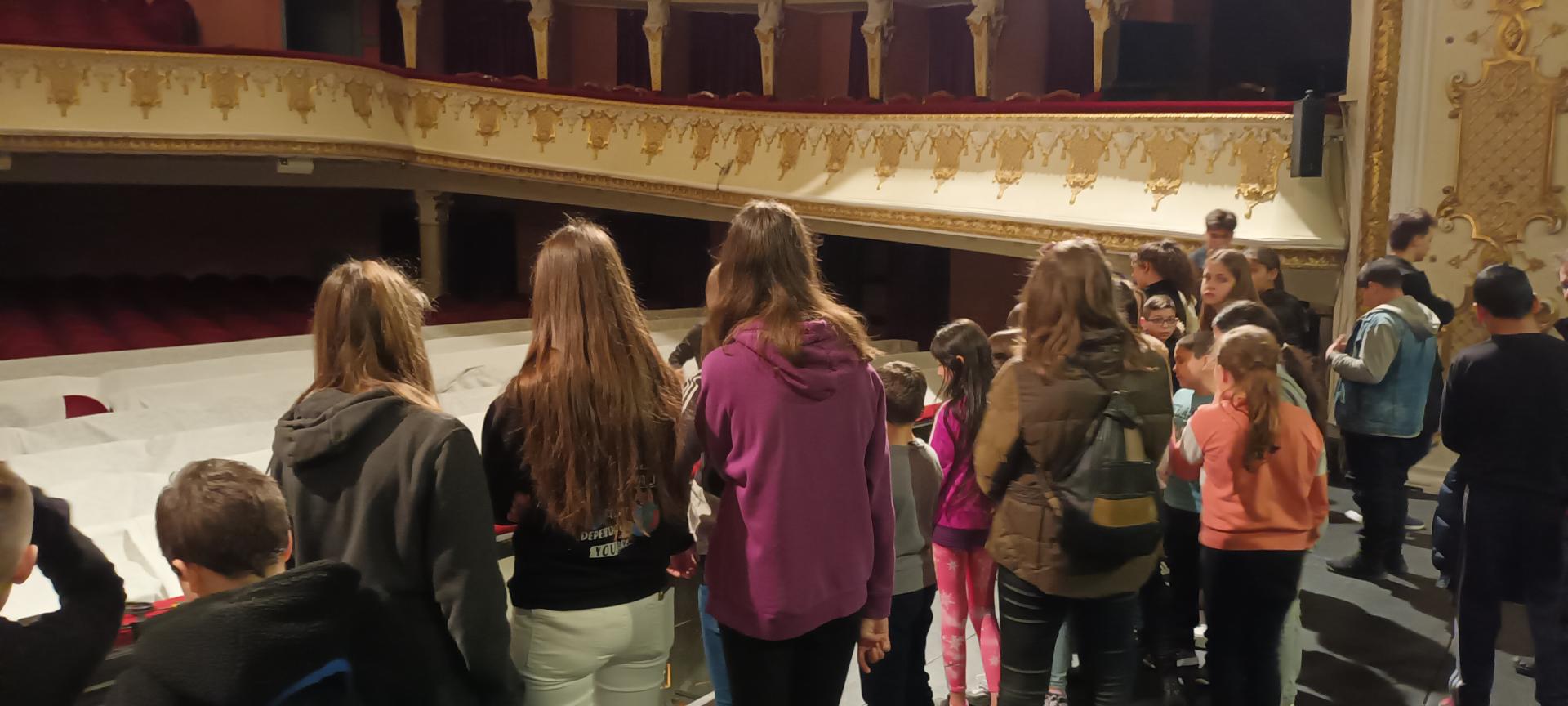 Mit rejtenek a színház kulisszái? Felfedezésen a 4IM projekt mentorált diákjai