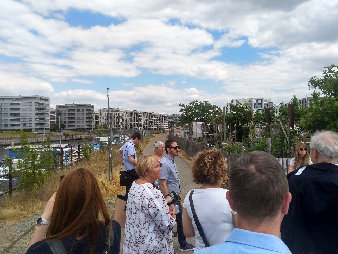 Community gardens, yacht marina and new housing around Nordend’s harbour.
