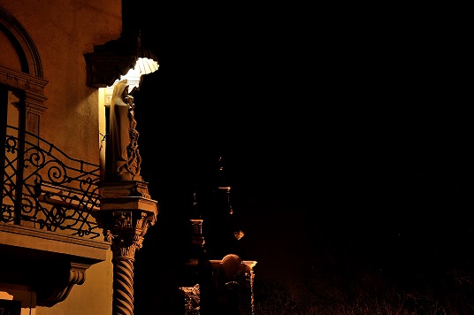 A Magyarok Nagyasszonya szobor, fején a Szent Koronával a miskolci Erdőigazgatóság épületén (saját fotó)