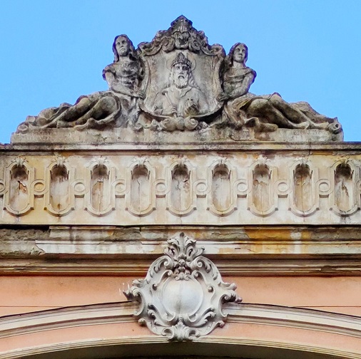 Miskolc címere az Avas Szálló udvari homlokzatán (saját fotó)