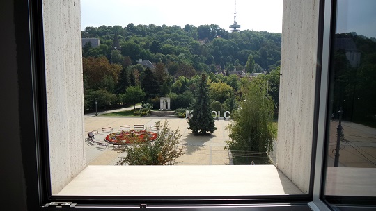 A Szent István tér, ahogy a Városháza főépítészi irodájának ablakából látszik (saját fotó)