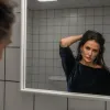 Jelenet A szer című filmből, a képen egy nő látható a tükörben